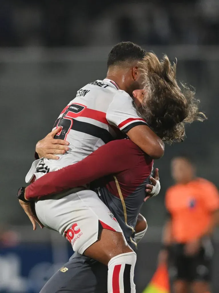CORDOBA, ARGENTINA – APRIL 02: Alisson of Sao Paulo celebrates with Luis Zubeldía, Head Coach of Sao Paulo, after scoring the team’s second goal during the Copa CONMEBOL Libertadores 2025 Group D match between Talleres and Sao Paulo at Mario Alberto Kempes Stadium on April 02, 2025 in Cordoba, Argentina. (Photo by Hernan Cortez/Getty Images)