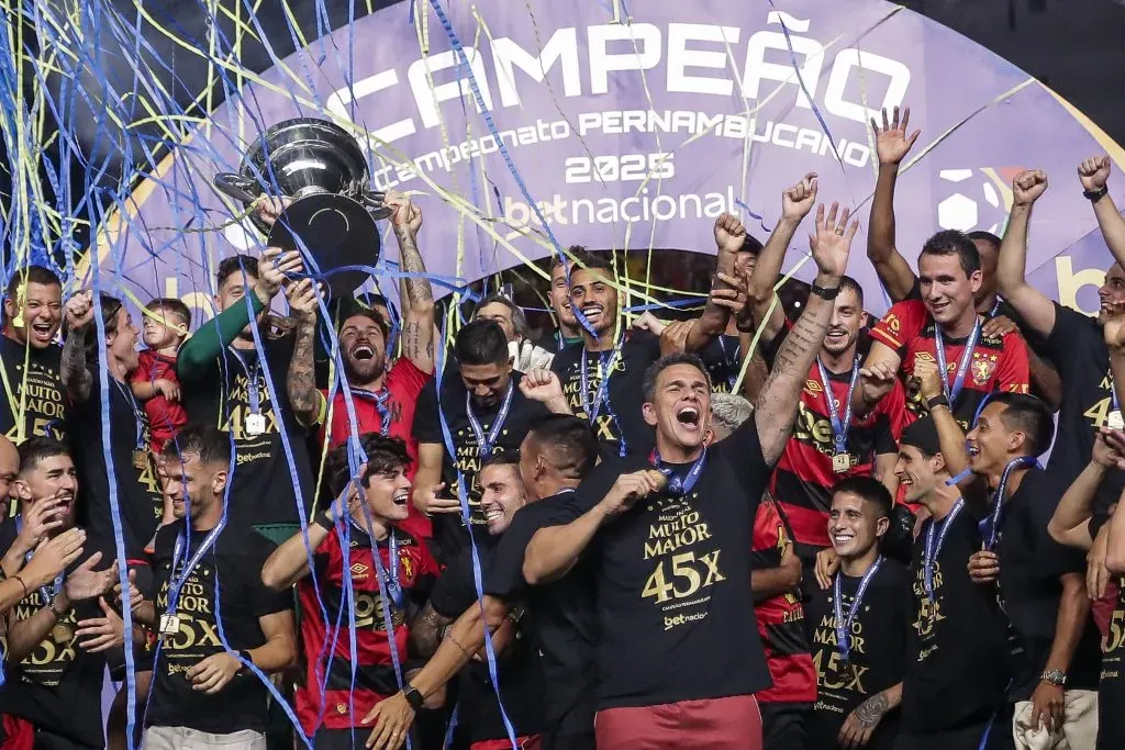 Lucas Lima jogador do Sport levanta a taca de campeao durante cerimonia de premiacao ao final da partida contra o Retro no estadio Ilha do Retiro pela decisao do campeonato Pernambucano 2025. Foto: Rafael Vieira/AGIF
