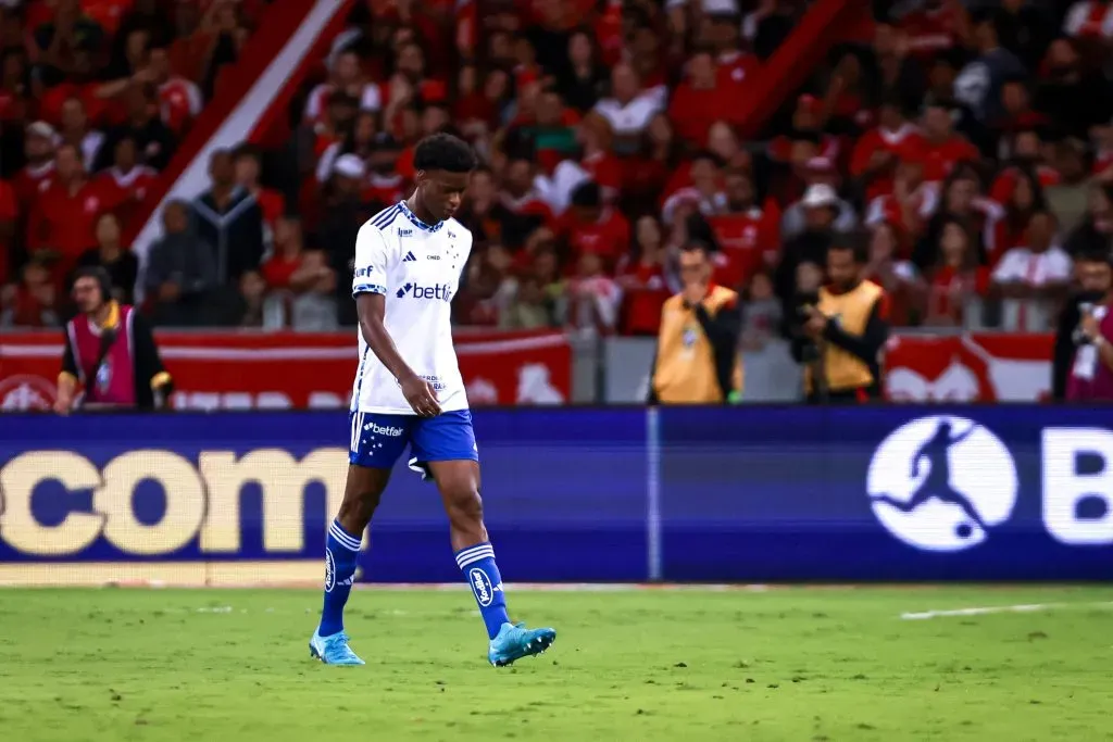 SP – PORTO ALEGRE – 06/04/2025 – BRASILEIRO A 2025, INTERNACIONAL X CRUZEIRO – Jonathan Jesus jogador do Cruzeiro recebe cartao vermelho do arbitro durante partida contra o Internacional no estadio Beira-Rio pelo campeonato Brasileiro A 2025. Foto: Maxi Franzoi/AGIF