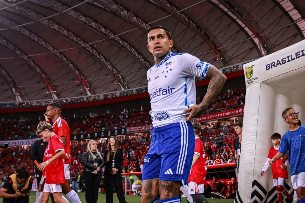 SP – PORTO ALEGRE – 06/04/2025 – BRASILEIRO A 2025, INTERNACIONAL X CRUZEIRO – Dudu do Cruzeiro durante entrada em campo para partida contra o Internacional no estadio Beira-Rio pelo campeonato Brasileiro A 2025. Foto: Maxi Franzoi/AGIF