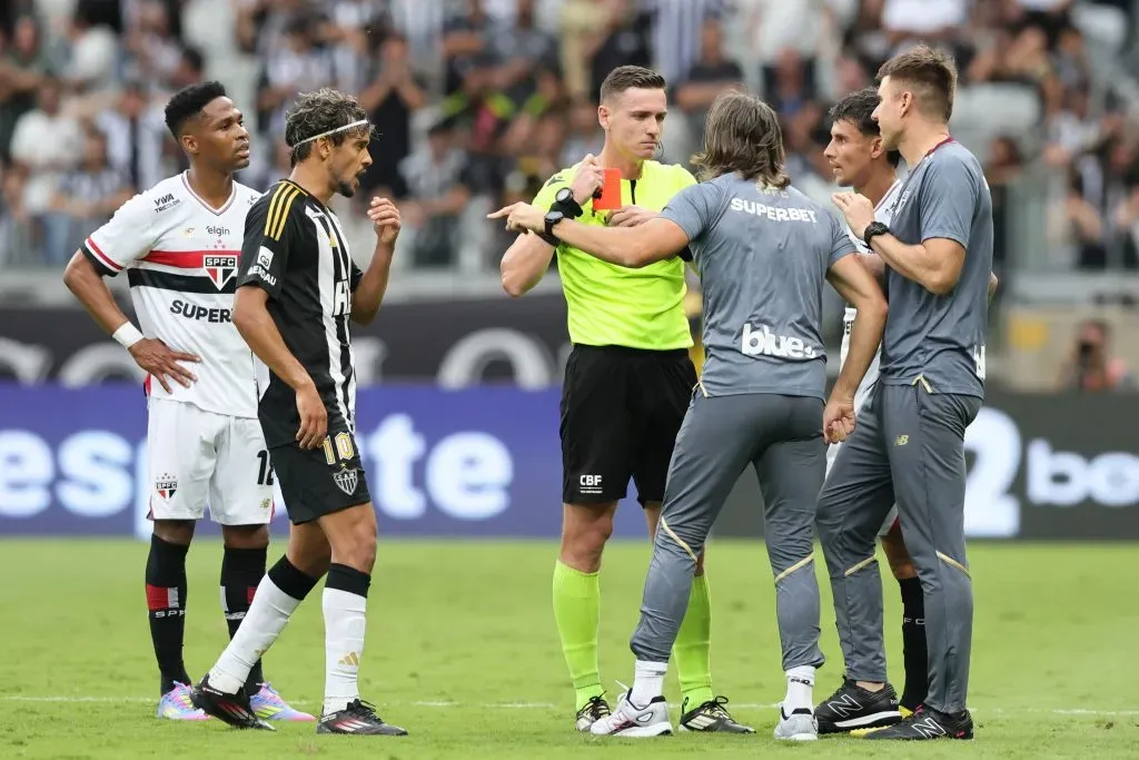 SP – BELO HORIZONTE – 06/04/2025 – BRASILEIRO A 2025, ATLETICO-MG X SAO PAULO – Tecnico Luis Zubeldia do Sao Paulo recebe cartao vermelho do arbitro durante partida contra o Atletico-MG no estadio Mineirao pelo campeonato Brasileiro A 2025. Foto: Gilson Lobo/AGIF