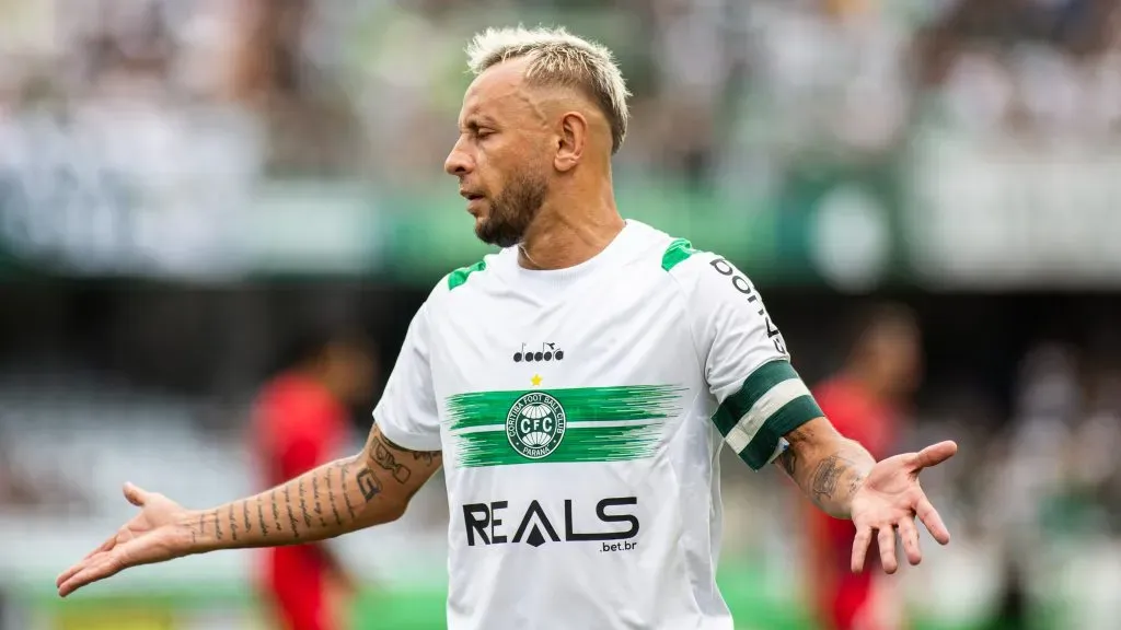 Rafinha em partida pelo Coritiba. Foto: Luis Garcia/AGIF