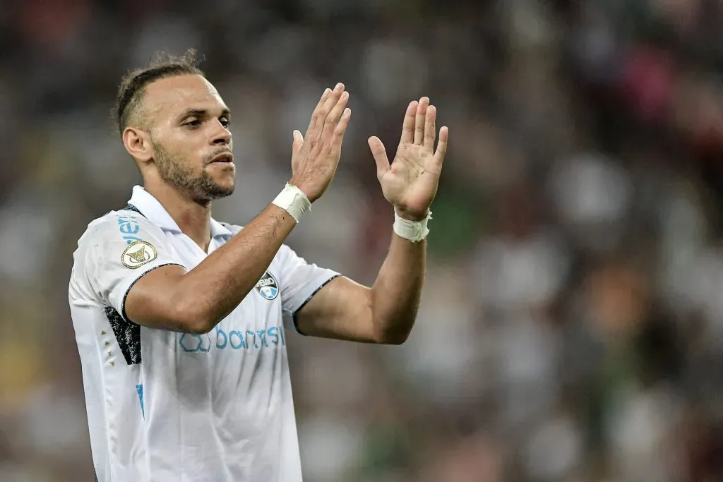 RJ – RIO DE JANEIRO – 01/11/2024 – BRASILEIRO A 2024, FLUMINENSE X GREMIO – Braithwaite jogador do Gremio comemora seu gol durante partida contra o Fluminense no estadio Maracana pelo campeonato Brasileiro A 2024. Foto: Thiago Ribeiro/AGIF