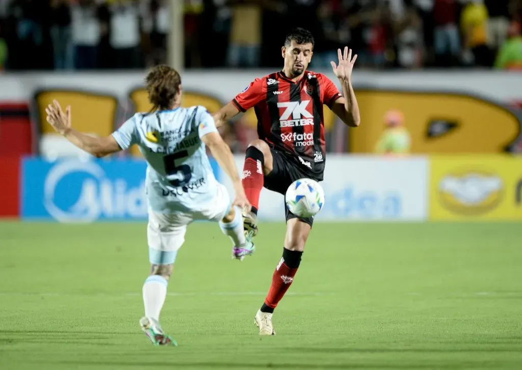 Ryller jogador do Vitoria durante partida contra o Universidad Catolica (EQU) no estadio Barradao pelo campeonato Copa Sul-americana 2025. Foto: Jhony Pinho/AGIF
