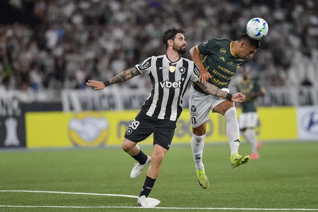 RJ – RIO DE JANEIRO – 08/04/2025 – COPA LIBERTADORES 2025, BOTAFOGO X CARABOBO – Mastriani jogador do Botafogo disputa lance com Norman Rodriguez jogador do Carabobo durante partida no estadio Engenhao pelo campeonato Copa Libertadores 2025. Foto: Thiago Ribeiro/AGIF