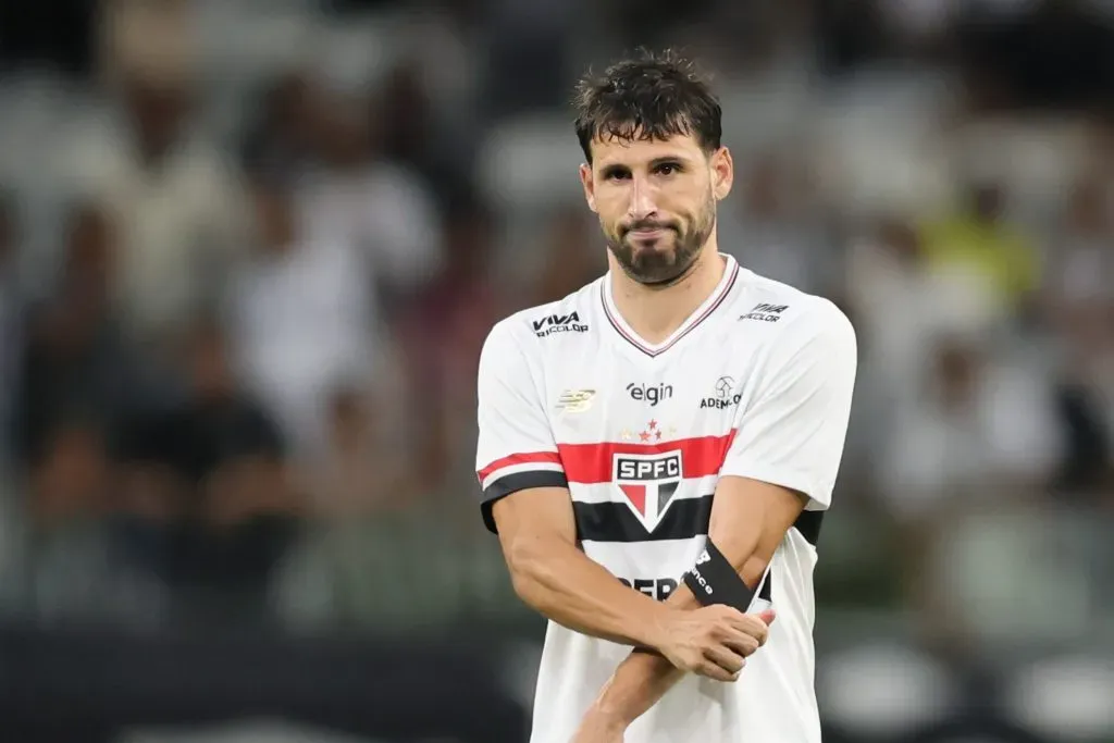 Calleri durante partida contra o Atlético-MG no Campeonato Brasileiro de 2025. Foto: Gilson Lobo/AGIF