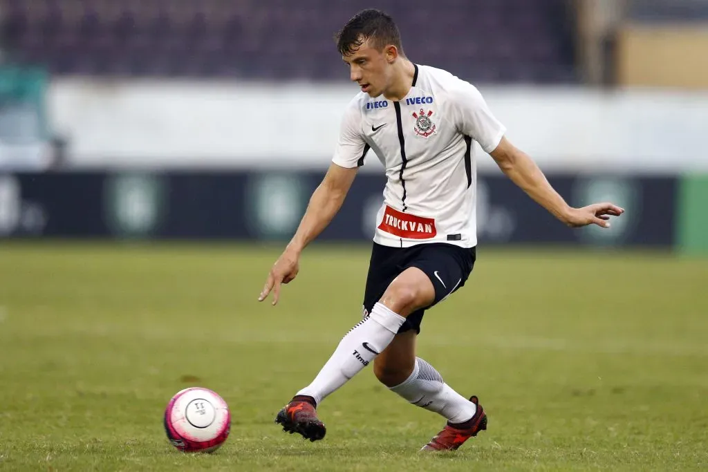 Carlos Augusto durante confronto contra o Avaí na Copinha de 2018. Foto: Thiago Calil/AGIF