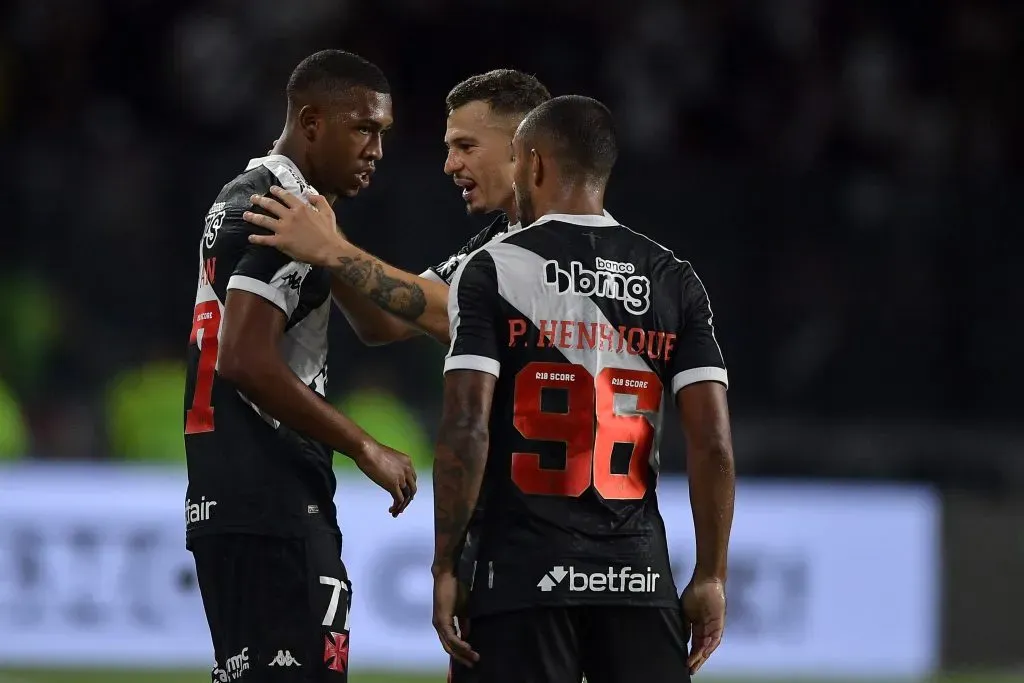 Rayan jogador do Vasco comemora seu gol com jogadores do seu time durante partida contra o Sport no estadio Sao Januario pelo campeonato Brasileiro A 2025. Foto: Thiago Ribeiro/AGIF