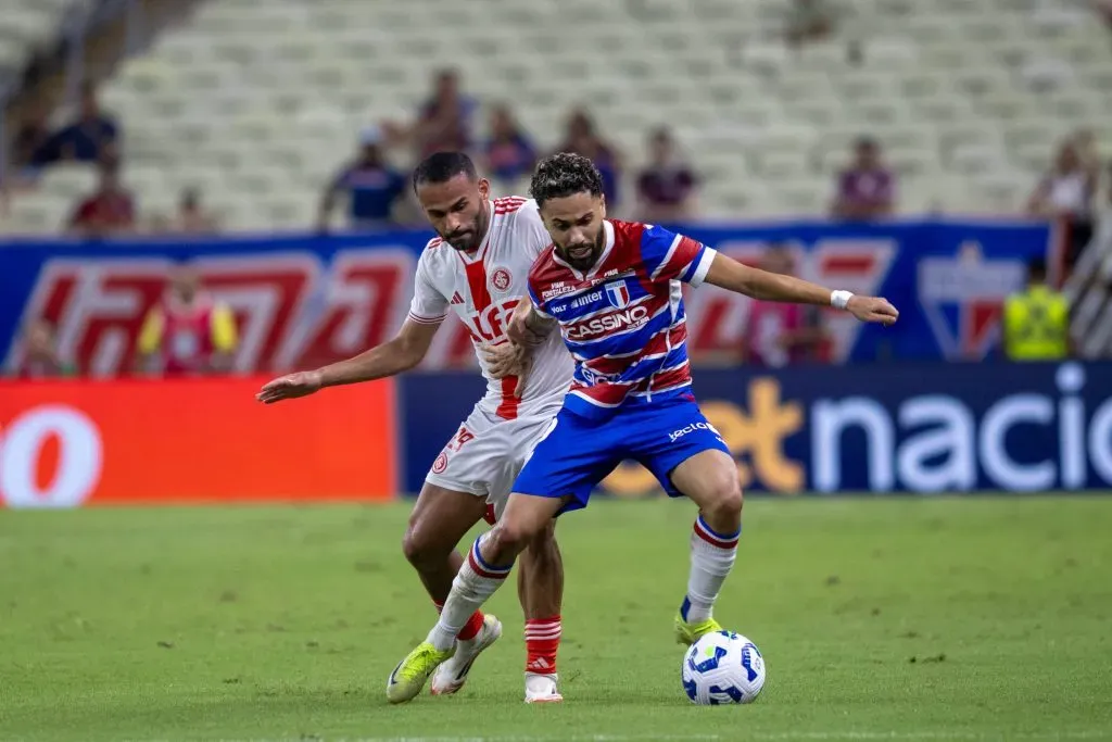 Calebe jogador do Fortaleza disputa lance com Thiago maia jogador do Internacional durante partida no estadio Arena Castelao pelo campeonato Brasileiro A 2025. Foto: Baggio Rodrigues/AGIF