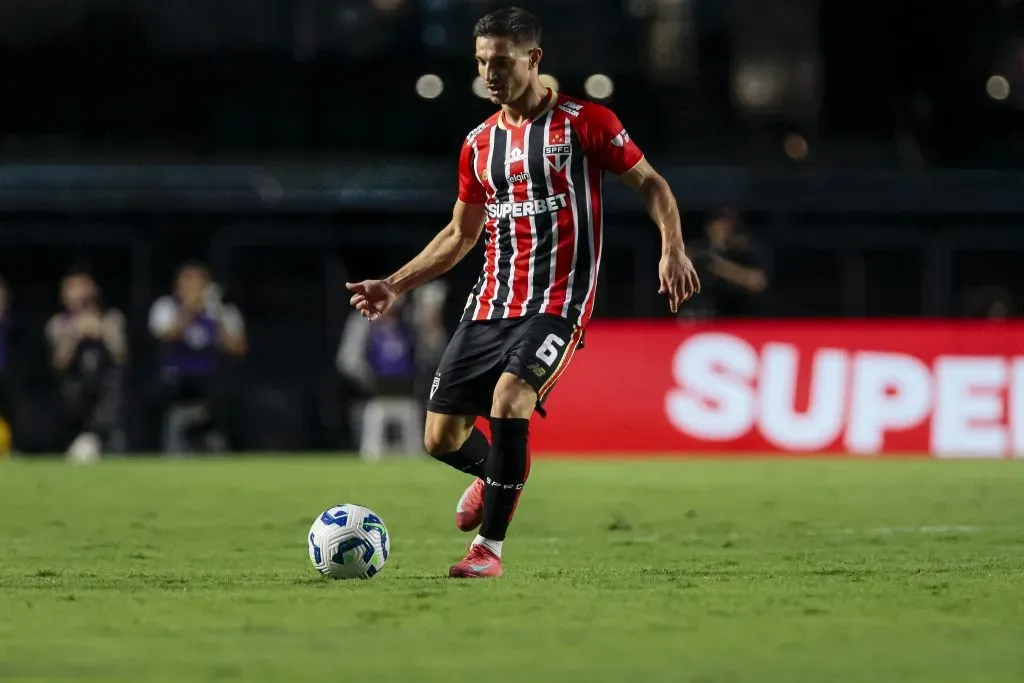Cedric Soares jogador do São Paulo durante partida contra o Cruzeiro pelo campeonato Brasileiro A 2025. Foto: Marco Miatelo/AGIF