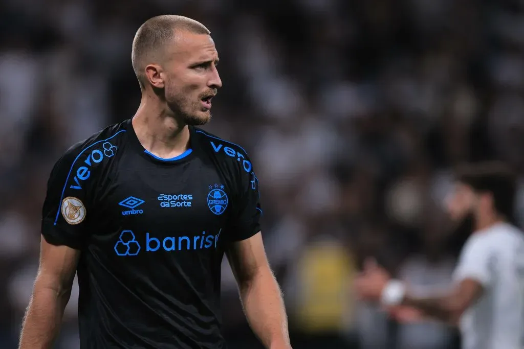 Rodrigo Ely não enfrentará o Inter – Foto: Ettore Chiereguini/AGIF.