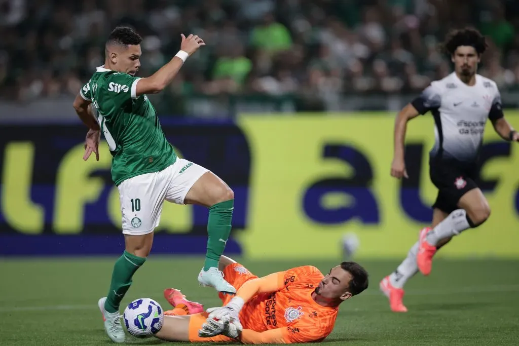 SP – BARUERI – 12/04/2025 – BRASILEIRO A 2025, PALMEIRAS X CORINTHIANS – Paulinho jogador do Palmeiras disputa lance com Matheus Donelli jogador do Corinthians durante partida no estadio Arena Barueri pelo campeonato Brasileiro A 2025. Foto: Ettore Chiereguini/AGIF