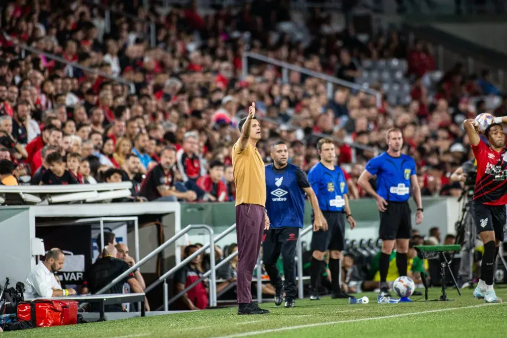 PR – CURITIBA – 19/03/2025 – PARANAENSE 2025, ATHLETICO-PR X MARINGA – Mauricio Barbieri tecnico do Athletico-PR durante partida contra o Maringa no estadio Arena da Baixada pelo campeonato Paranaense 2025. Foto: Luis Garcia/AGIF