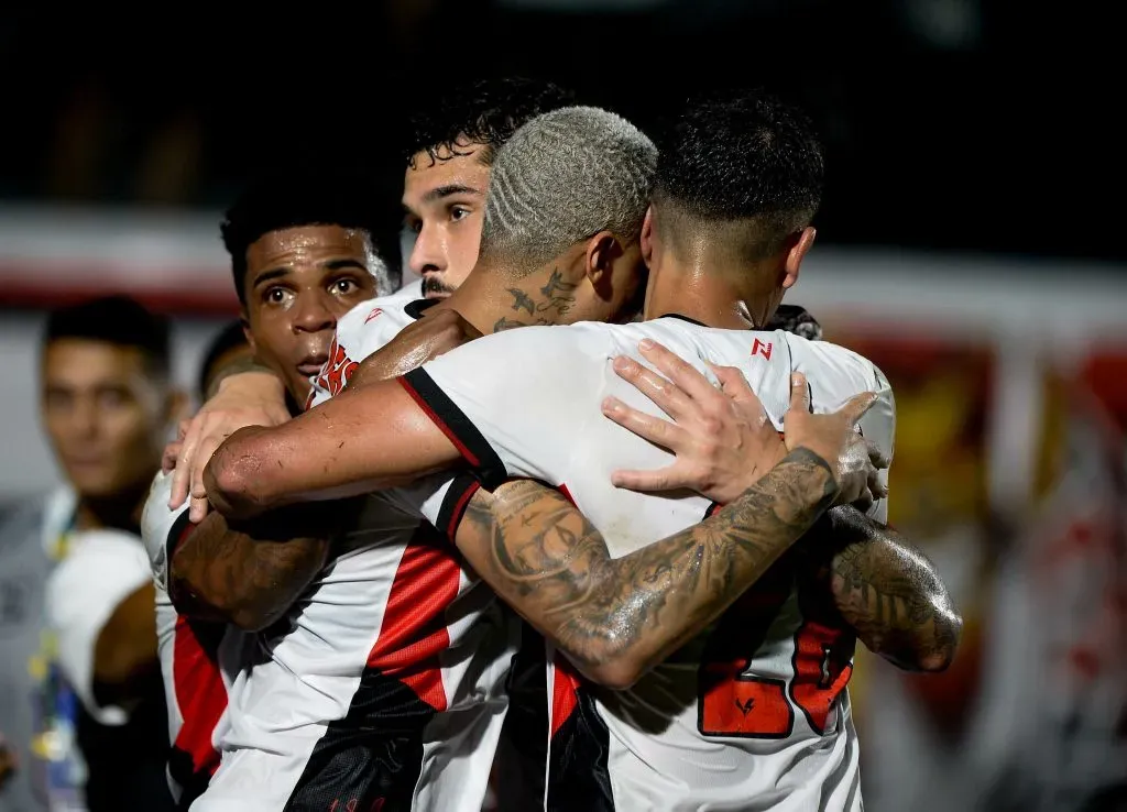 Janderson jogador do Vitoria comemora seu gol com jogadores do seu time durante partida contra o Fortaleza no estadio Barradao pelo campeonato Brasileiro A 2025. Foto: Jhony Pinho/AGIF