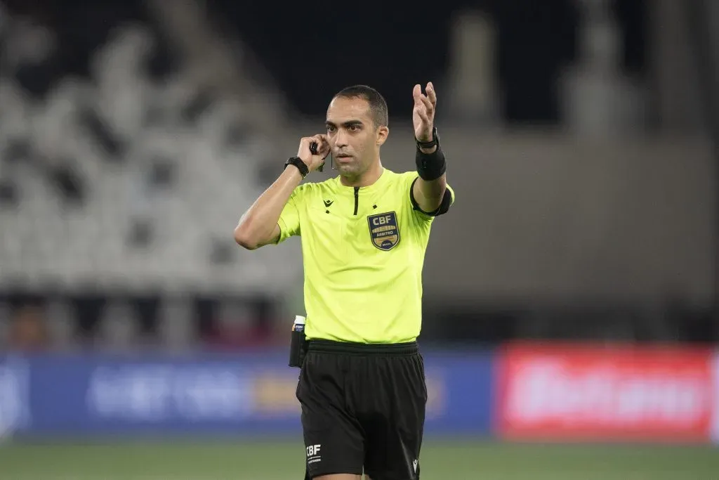 Davi de Oliveira anulou o pênalti a favor do Botafogo contra o São Paulo – Foto: Thiago Ribeiro/AGIF.