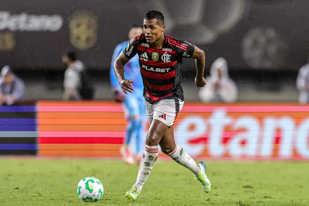 Alex Sandro jogador do Flamengo durante partida contra o Botafogo pelo campeonato Supercopa 2025. Foto: Fernando Torres/AGIF