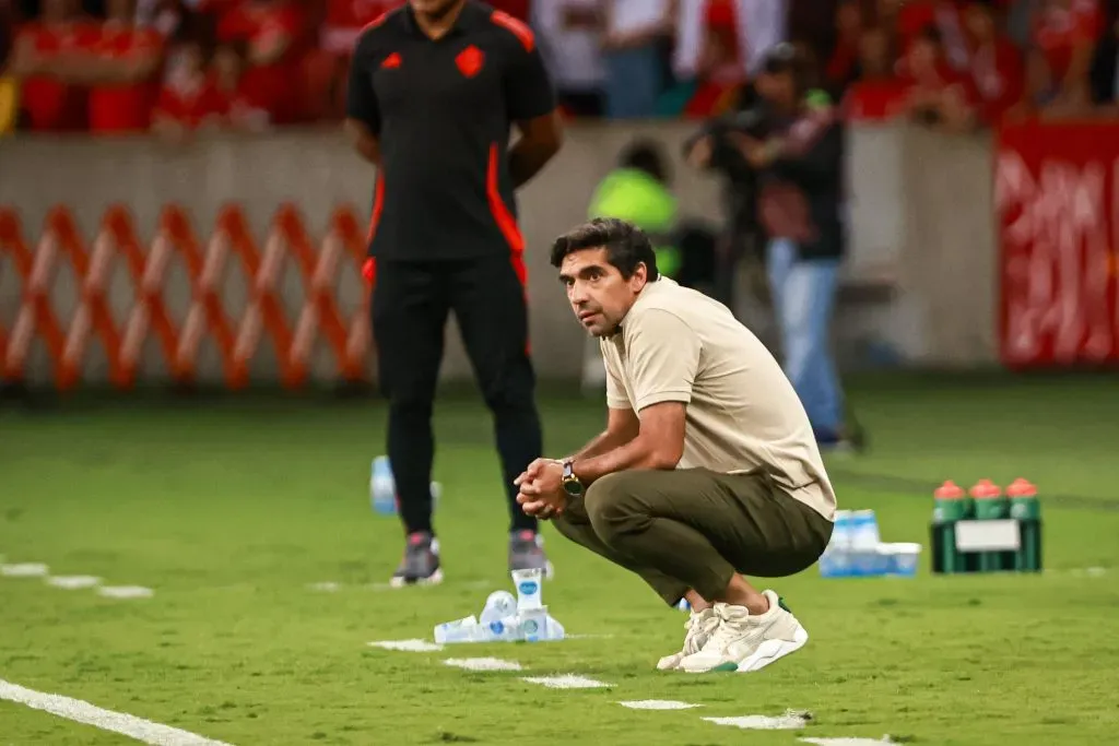 RS – PORTO ALEGRE – 16/04/2025 – BRASILEIRO A 2025, INTERNACIONAL X PALMEIRAS – Abel Ferreira tecnico do Palmeiras durante partida contra o Internacional no estadio Beira-Rio pelo campeonato Brasileiro A 2025. Foto: Maxi Franzoi/AGIF