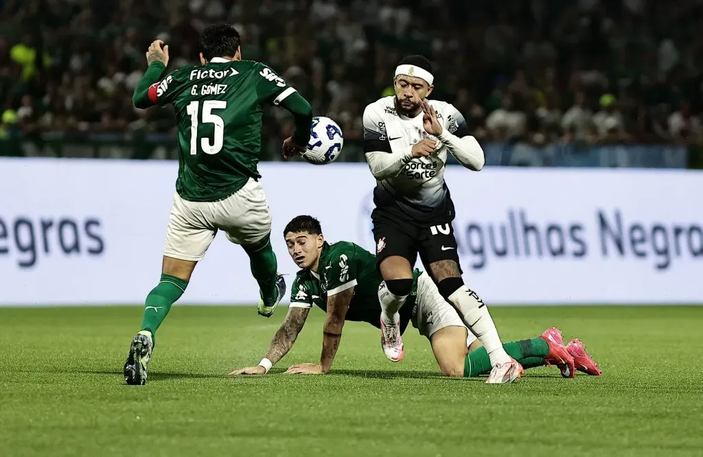 SP – BARUERI – 12/04/2025 – BRASILEIRO A 2025, PALMEIRAS X CORINTHIANS – Memphis Depay jogador do Palmeiras durante partida contra o Corinthians no estadio Arena Barueri pelo campeonato Brasileiro A 2025. Foto: Fabio Giannelli/AGIF