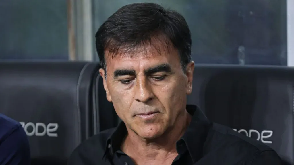 Gustavo Quinteros em partida comandando o Grêmio. Foto: Maxi Franzoi/AGIF