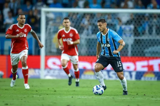 Lance da partida entre Gremio e Internacional disputada na noite deste sabado, na Arena do Gremio, em partida valida pela final do Campeonato Brasileiro 2025. FOTO: LUCAS UEBEL/GREMIO FBPA