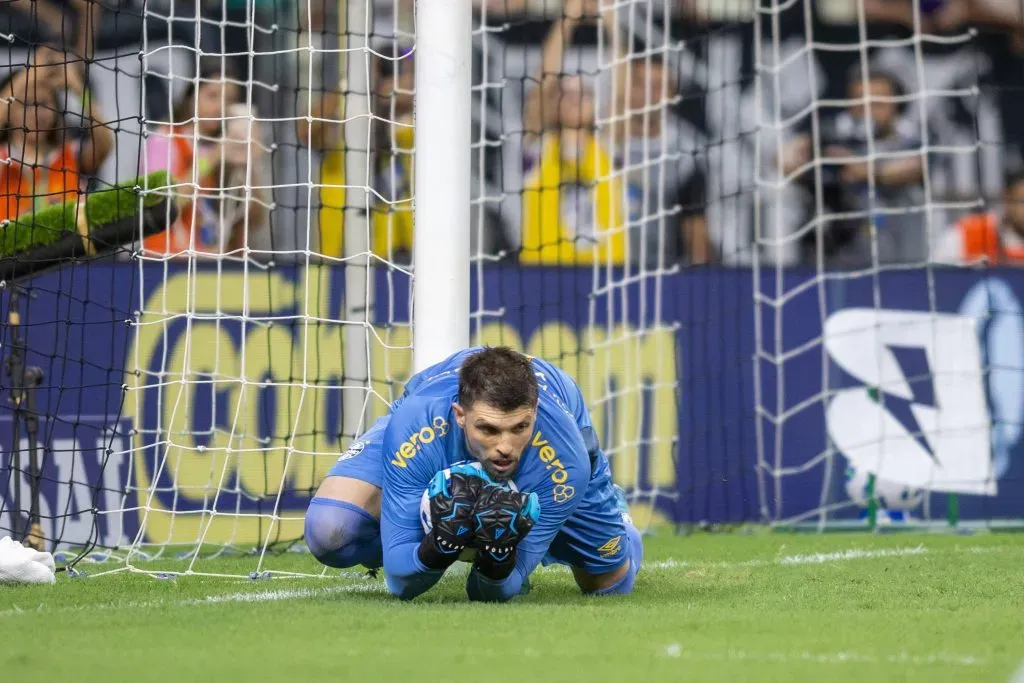 Volpi goleiro do Gremio durante partida contra o Ceara no estadio Arena Castelao pelo campeonato Brasileiro A 2025. Foto: Baggio Rodrigues/AGIF