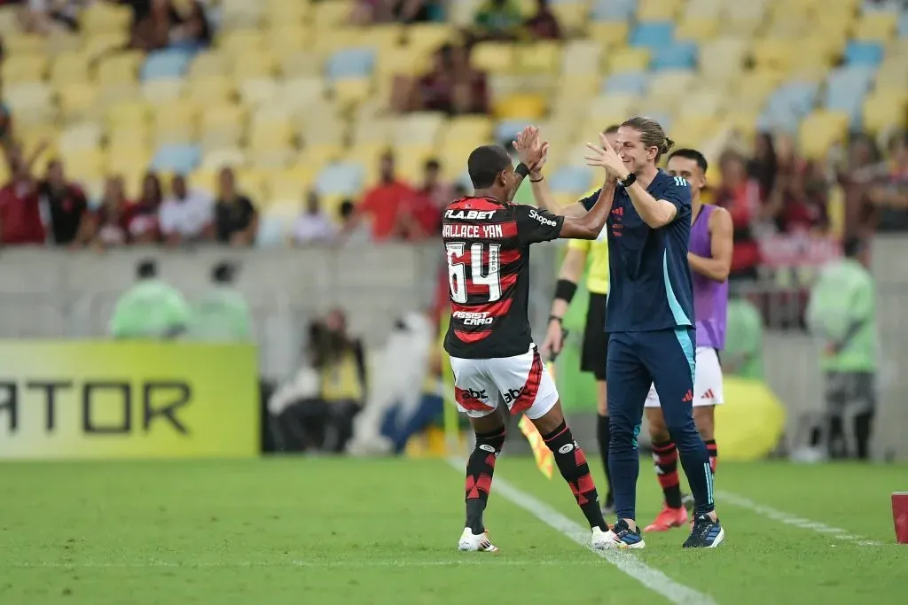 RJ – RIO DE JANEIRO – 30/01/2025 – CARIOCA 2025, FLAMENGO X SAMPAIO CORREA – Wallace Yan jogador do Flamengo comemora seu gol com Filipe Luis tecnico da sua equipe durante partida contra o Sampaio Correa no estadio Maracana pelo campeonato Carioca 2025. Foto: Thiago Ribeiro/AGIF