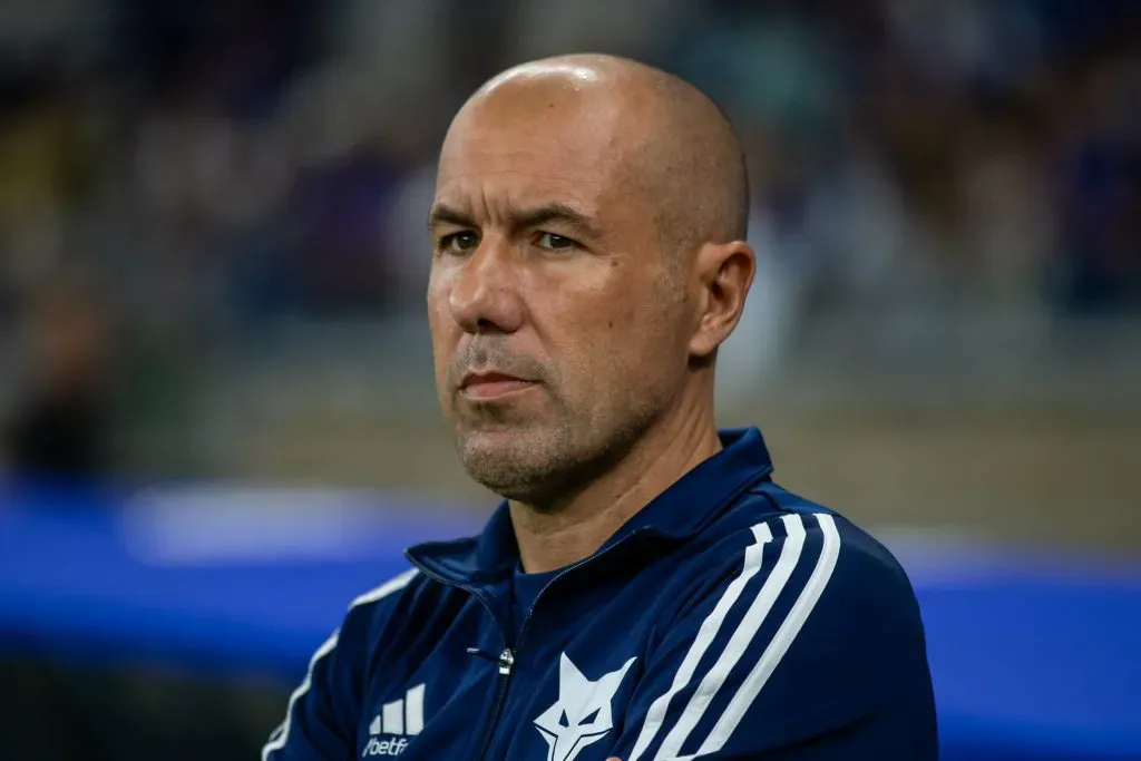 MG – BELO HORIZONTE – 17/04/2025 – BRASILEIRO A 2025, CRUZEIRO X BAHIA – Leonardo Jardim tecnico do Cruzeiro durante partida contra o Bahia no estadio Mineirao pelo campeonato Brasileiro A 2025. Foto: Fernando Moreno/AGIF