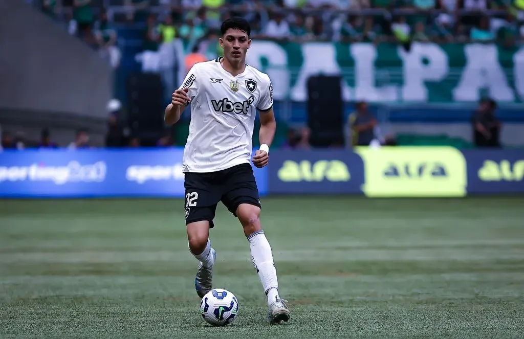 Jair Cunha jogador do Botafogo durante partida contra o Palmeiras pelo campeonato Brasileiro A 2025. Foto: Fabio Giannelli/AGIF