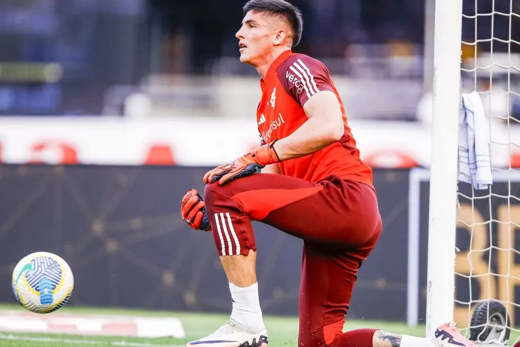 Rochet jogador do Internacional durante aquecimento antes da partida contra o São Paulo pelo campeonato Brasileiro A 2024. Foto: Marco Miatelo/AGIF