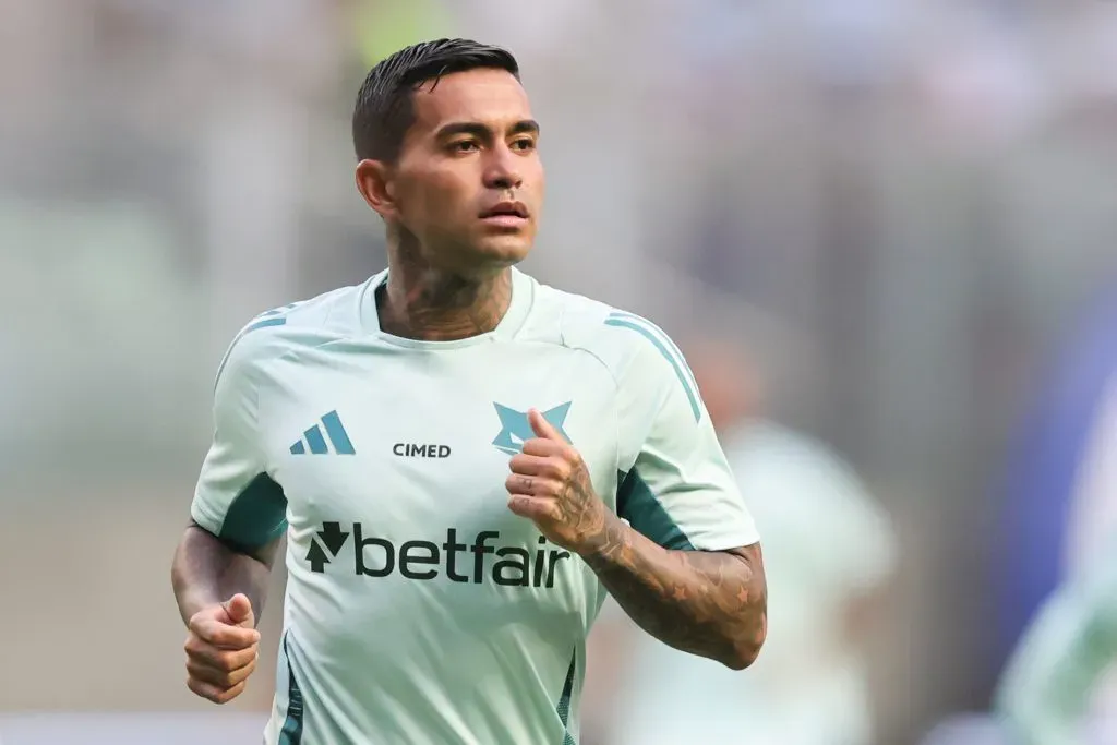 Dudu durante aquecimento antes de partida no Campeonato Mineiro de 2025. Foto: Gilson Lobo/AGIF