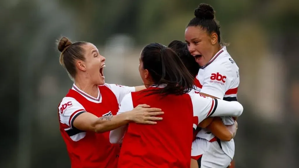 Jogadoras do São Paulo comemoram gol contra o Corinthians (Reprodução/Miguel Schincariol/São Paulo)