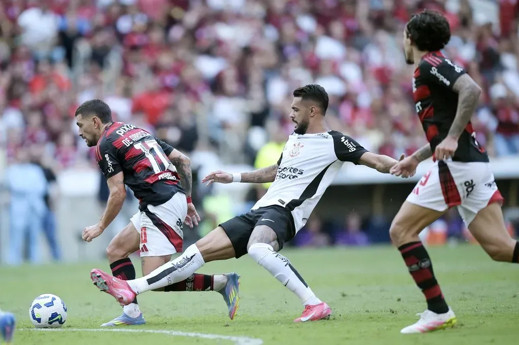 RJ – RIO DE JANEIRO – 27/04/2025 – BRASILEIRO A 2025, FLAMENGO X CORINTHIANS – Arrascaeta jogador do Flamengo durante partida contra o Corinthians no estadio Maracana pelo campeonato Brasileiro A 2025. Foto: Alexandre Loureiro/AGIF
