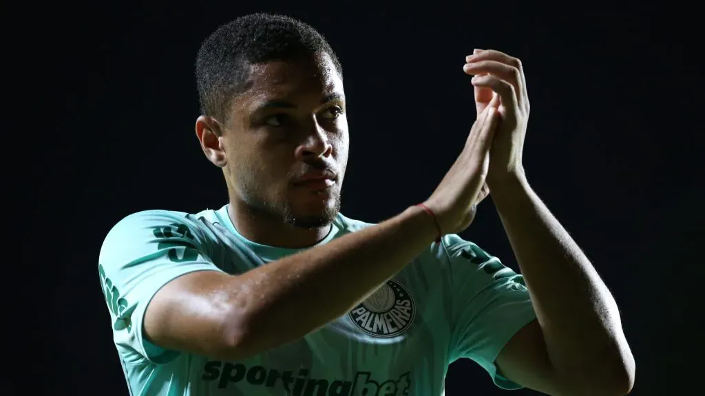 Vitor Roque em partida pelo Palmeiras. Foto: Marlon Costa/AGIF