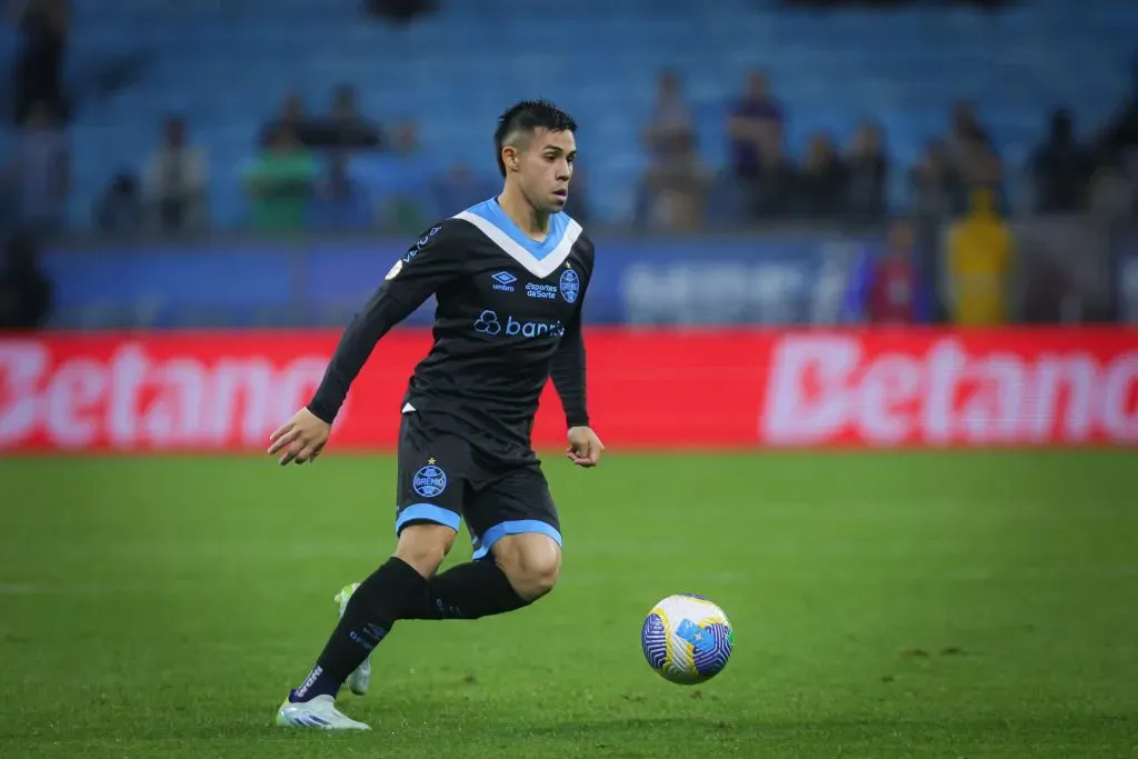Aravena jogador do Grêmio durante partida contra o Criciúma pelo campeonato Brasileiro A 2024. Foto: Maxi Franzoi/AGIF