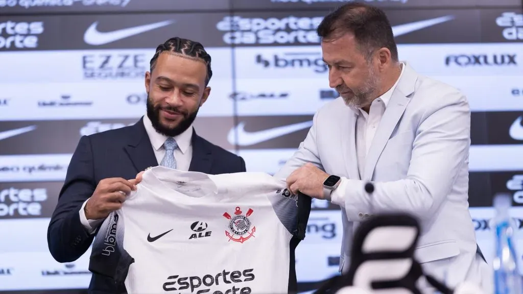 Memphis Depay e Augusto Melo em apresentação do atacante. Foto: Ettore Chiereguini/AGIF