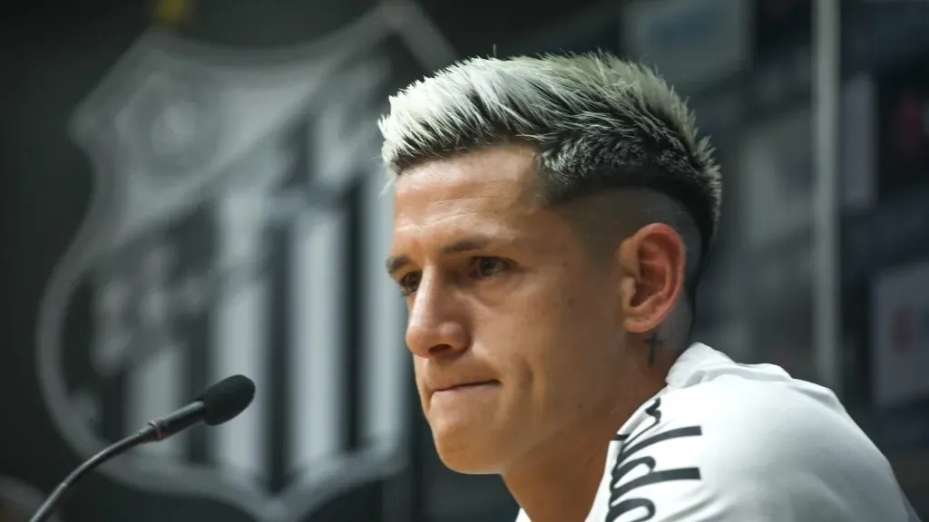 Leo Godoy em sua apresentação no Santos. Foto: Reinaldo Campos/AGIF