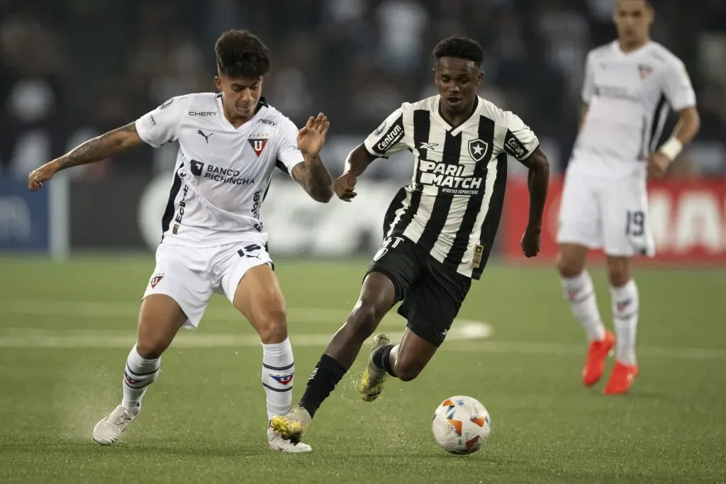 Jeffinho jogador do Botafogo disputa lance com Villamil jogador do LDU durante partida pelo campeonato Copa Libertadores 2024. Foto: Jorge Rodrigues/AGIF