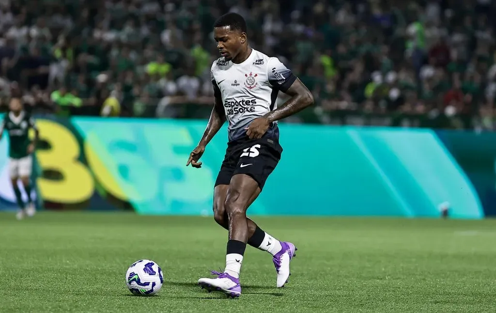 Caca jogador do Corinthians durante partida contra o Palmeiras pelo campeonato Brasileiro A 2025. Foto: Fabio Giannelli/AGIF