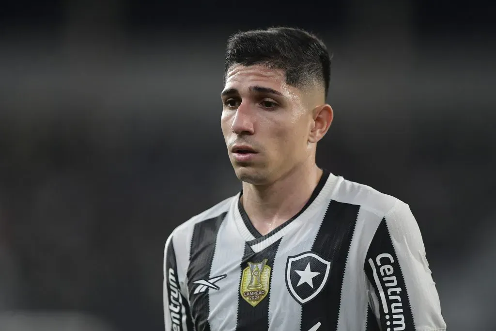 RJ – RIO DE JANEIRO – 26/04/2025 – BRASILEIRO A 2025, BOTAFOGO X FLUMINENSE – Savarino jogador do Botafogo durante partida contra o Fluminense no estadio Engenhao pelo campeonato Brasileiro A 2025. Foto: Thiago Ribeiro/AGIF