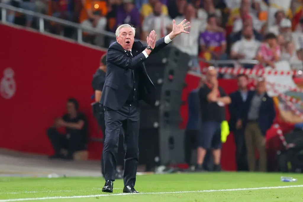 Carlo Ancelotti, treinador do Real Madrid, reage durante a final da Copa del Rey entre o FC Barcelona e o Real Madrid no Estádio de La Cartuja em 26 de abril de 2025 em Sevilha, Espanha. (Foto de Fran Santiago/Getty Images)
