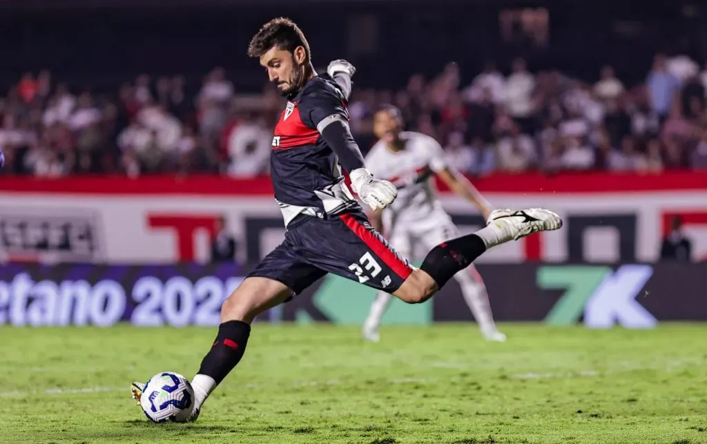 SP – SAO PAULO – 02/05/2025 – BRASILEIRO A 2025, SAO PAULO X FORTALEZA – Rafael goleiro do Sao Paulo durante partida contra o Fortaleza no estadio Morumbi pelo campeonato Brasileiro A 2025. Foto: Fabio Giannelli/AGIF