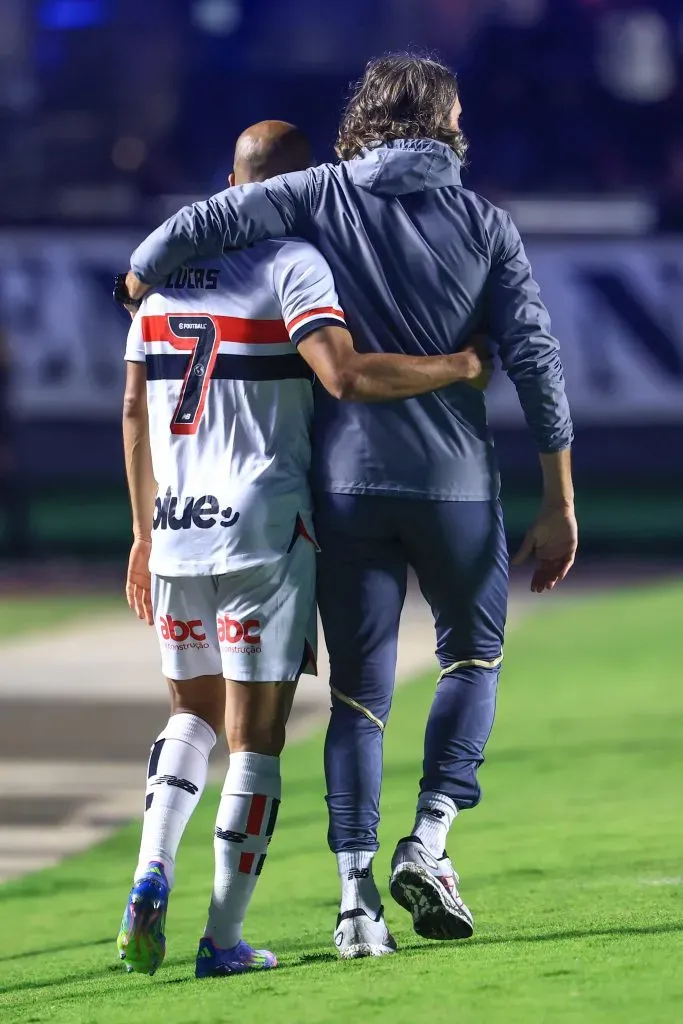 SP – SAO PAULO – 02/05/2025 – BRASILEIRO A 2025, SAO PAULO X FORTALEZA – Luis Zubeldia tecnico do Sao Paulo e Lucas Moura durante partida contra o Fortaleza no estadio Morumbi pelo campeonato Brasileiro A 2025. Foto: Marcello Zambrana/AGIF