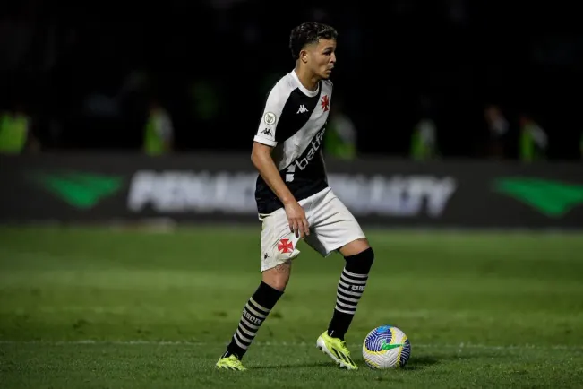 Adson durante partida contra o Bragantino no Campeonato Brasileiro de 2024. Foto: Thiago Ribeiro/AGIF