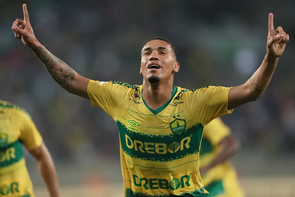 Denilson jogador do Cuiabá comemora seu gol durante partida contra o Santos na Arena Pantanal pelo campeonato Brasileiro A 2023. Foto: Gil Gomes/AGIF