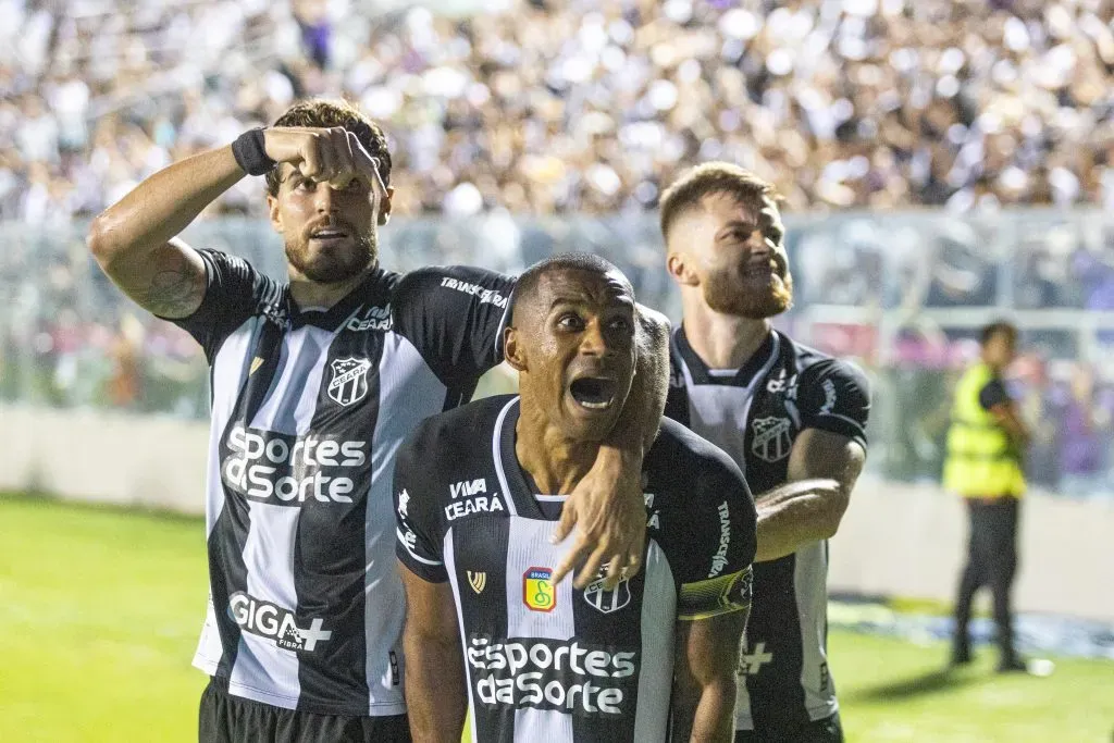 Marlon jogador do Ceara comemora seu gol durante partida contra o Vitoria no estadio Presidente Vargas (CE) pelo campeonato Brasileiro A 2025. Foto: Lucas Emanuel/AGIF