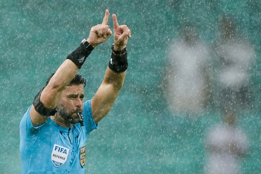 BA – SALVADOR – 03/05/2025 – BRASILEIRO A 2025, BAHIA X BOTAFOGO – O arbitro Flavio Rodrigues de Souza durante partida entre Bahia e Botafogo no estadio Arena Fonte Nova pelo campeonato Brasileiro A 2025. Foto: Jhony Pinho/AGIF