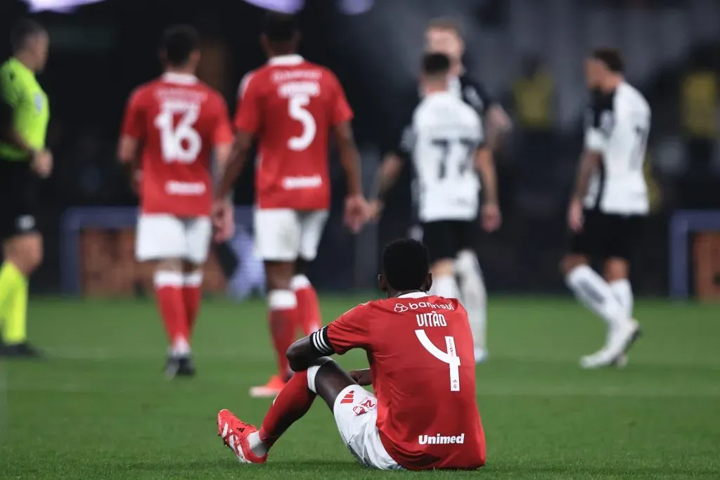 SP – SAO PAULO – 03/05/2025 – BRASILEIRO A 2025, CORINTHIANS X INTERNACIONAL – jogador do Internacional lamenta derrota ao final da partida contra o Corinthians no estadio Arena Corinthians pelo campeonato Brasileiro A 2025. Foto: Ettore Chiereguini/AGIF