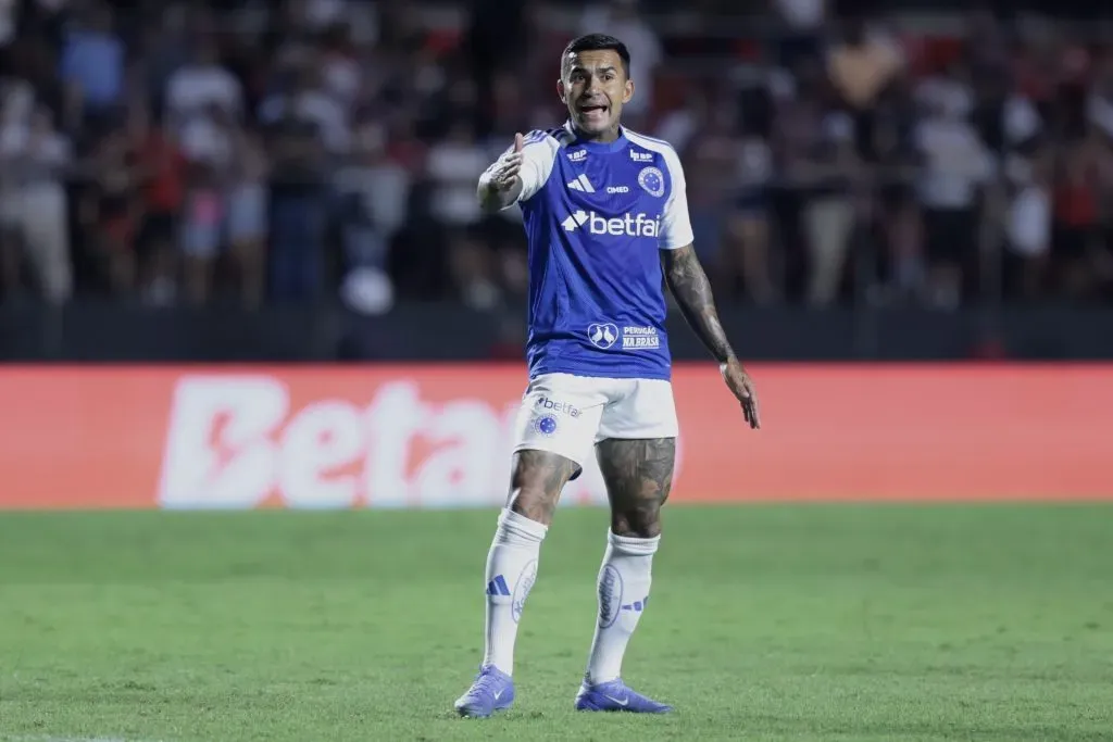 Dudu jogador do Cruzeiro durante partida contra o Sao Paulo no estadio Morumbi pelo campeonato Brasileiro A 2025. Foto: Marcello Zambrana/AGIF