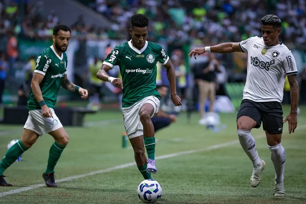 Estevao jogador do Palmeiras durante partida contra o Botafogo no estadio Arena Allianz Parque pelo campeonato Brasileiro A 2025. Foto: Fabio Giannelli/AGIF
