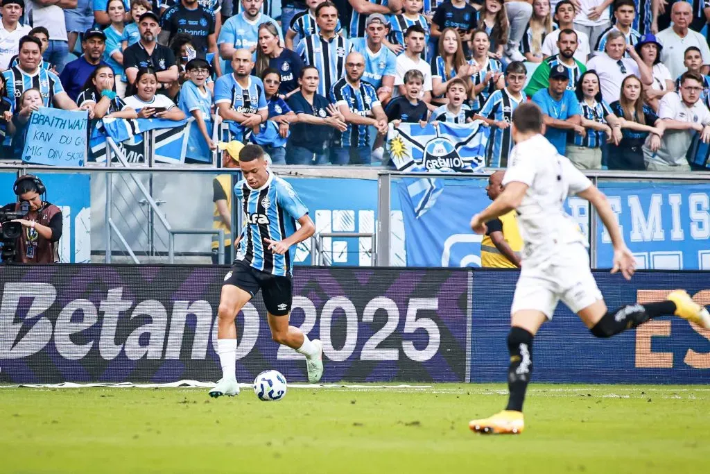 RS – PORTO ALEGRE – 04/05/2025 – BRASILEIRO A 2025, GREMIO X SANTOS – Alysson Edward jogador do Gremio durante partida contra o Santos no estadio Arena do Gremio pelo campeonato Brasileiro A 2025. Foto: Maxi Franzoi/AGIF